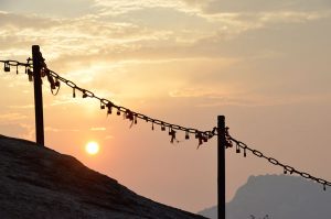 Hua-Shan-sunset-through-chains