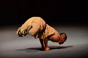Shaolin-monk-handstanding